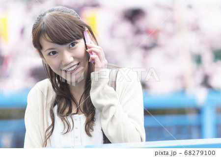 電話をする女性 電話をする女性 68279100
