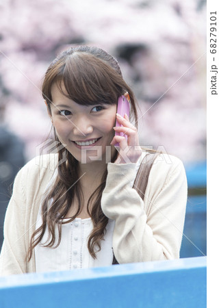 電話をする女性 電話をする女性 68279101