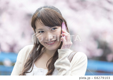 電話をする女性 電話をする女性 68279103
