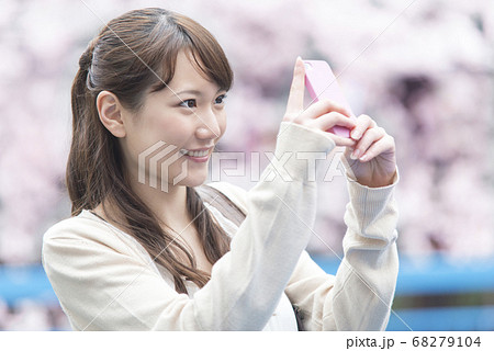 桜をスマホで写真撮影する女性 桜をスマホで写真撮影する女性 68279104