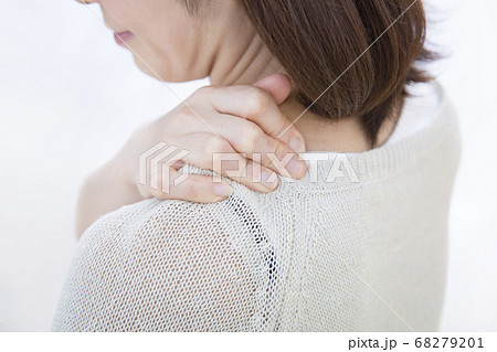 肩凝りに悩む中年女性 肩凝りに悩む中年女性 68279201