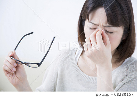 眼精疲労のミドル女性 68280157
