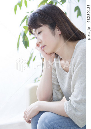 頬杖をつくミドル女性 68280183