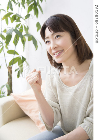 ガッツポーズをするミドル女性 ガッツポーズをするミドル女性 68280192