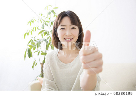 グッドサインのミドル女性 68280199