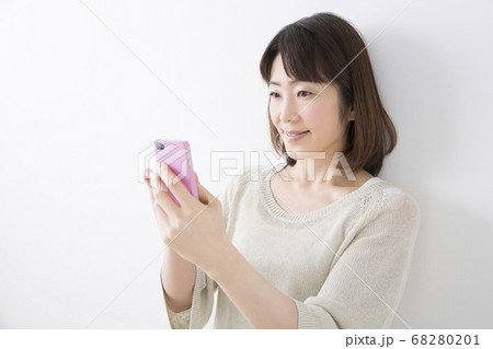 スマホを見るミドル女性 68280201