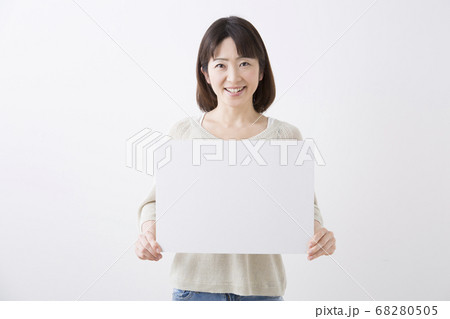 メッセージボードを持つミドル女性 68280505