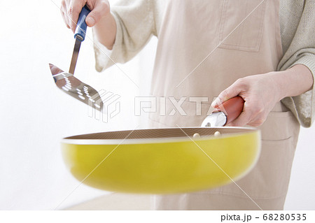 料理をする主婦 料理をする主婦 68280535