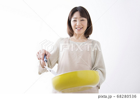 料理をする主婦 68280536