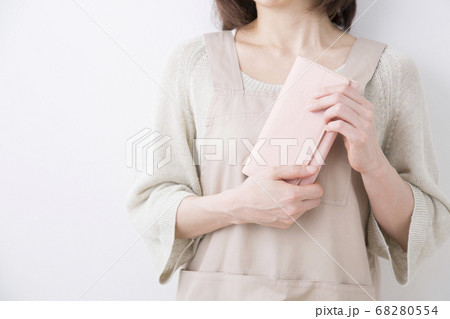 財布を持つ主婦 68280554