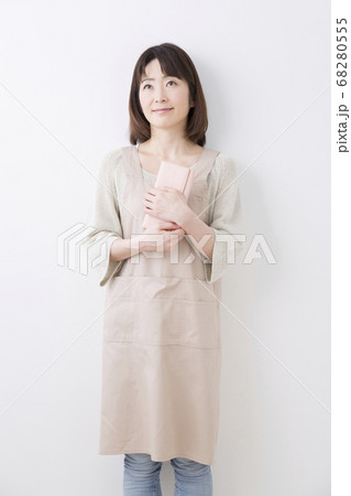 財布を持つ主婦 68280555