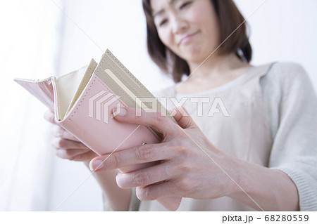 財布を見る主婦 68280559