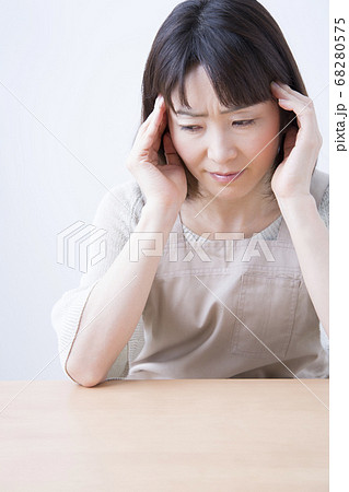 具合が悪い女性 68280575