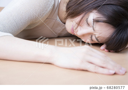 具合が悪い女性 具合が悪い女性 68280577