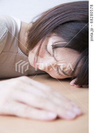 具合が悪い女性 具合が悪い女性 68280578