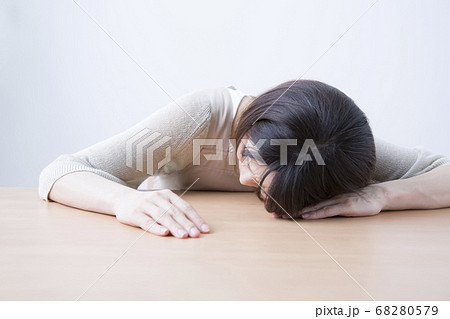 具合が悪い女性 具合が悪い女性 68280579