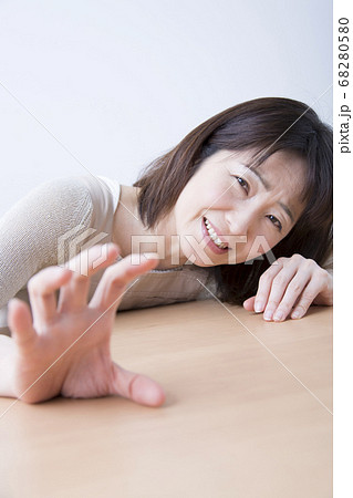 具合が悪い女性 68280580