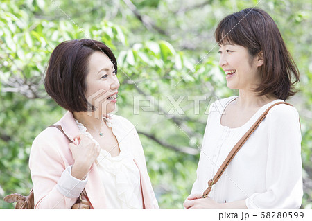 友達と外出するミドル女性 68280599