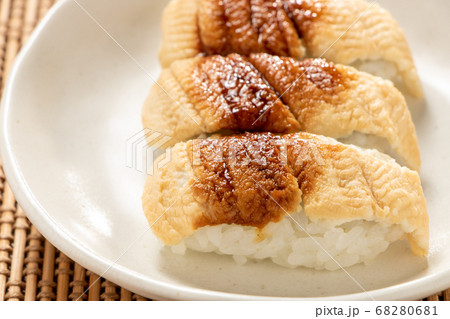 蒸しあなごにぎり寿司。 68280681