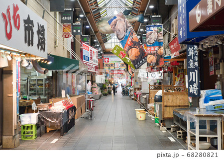 早朝の大阪・ミナミの黒門市場 68280821