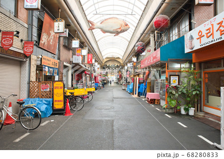 早朝の大阪・ミナミの黒門市場 68280833