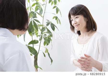 受診する女性 68280915