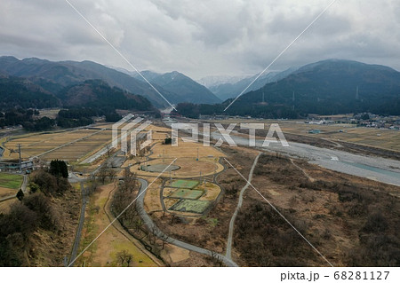 富山県入善町の墓ノ木自然公園の上空から中ノ口緑地公園と黒部川と愛本橋をのぞむ 68281127