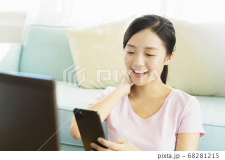 Business woman working at home with her laptop and smartphone 68281215