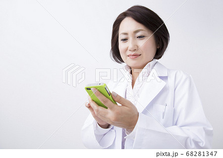 スマホを見る女医 スマホを見る女医 68281347