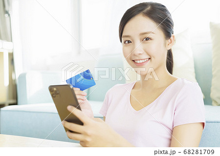 woman, shopping online 68281709