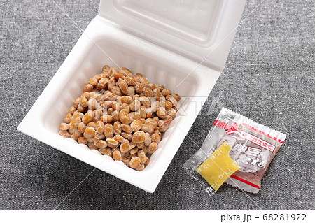 発砲スチロール容器に入った納豆、たれ、からし 発砲スチロール容器に入った納豆、たれ、からし 68281922