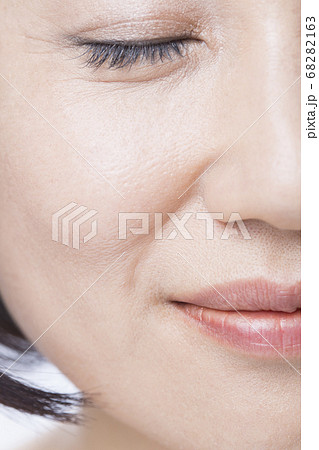 ミドル女性の目元 68282163