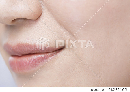 ミドル女性の口元 68282166