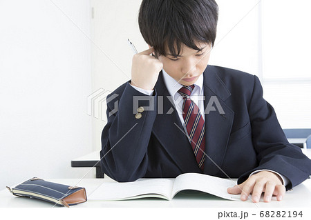 塾で勉強する男子中学生 68282194