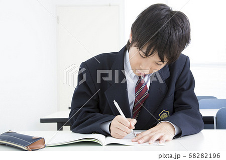 塾で勉強する男子中学生 68282196