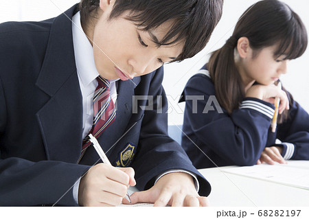 塾で勉強する中学生 塾で勉強する中学生 68282197