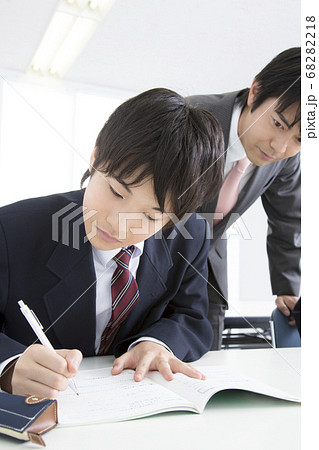 塾で勉強する男子中学生 68282218