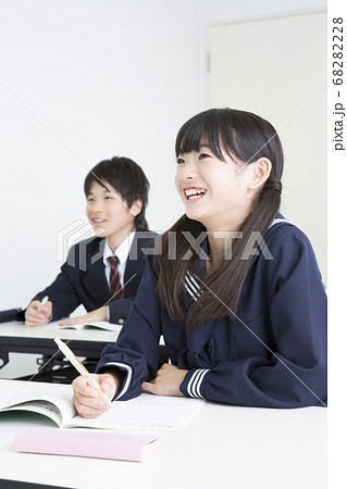 塾で勉強する中学生 塾で勉強する中学生 68282228