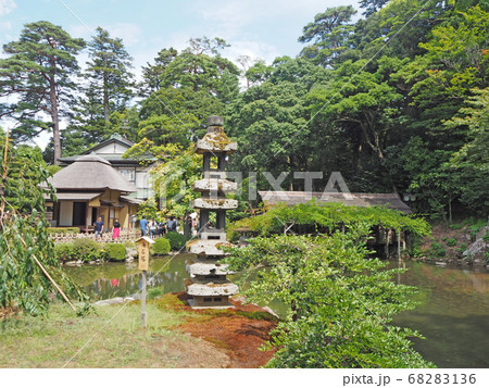 兼六園内の景色　池と灯篭 68283136