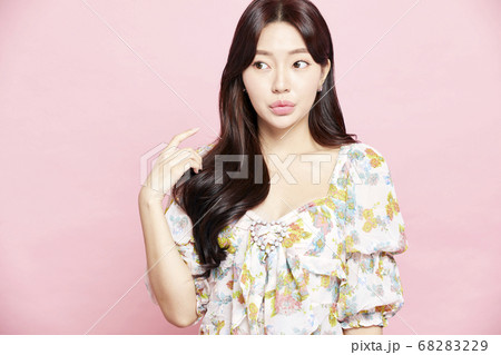 若い女性 女性 女 68283229