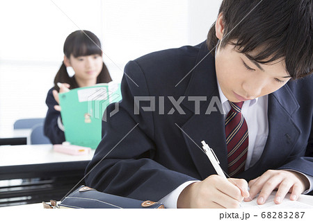 塾で勉強する中学生 塾で勉強する中学生 68283287