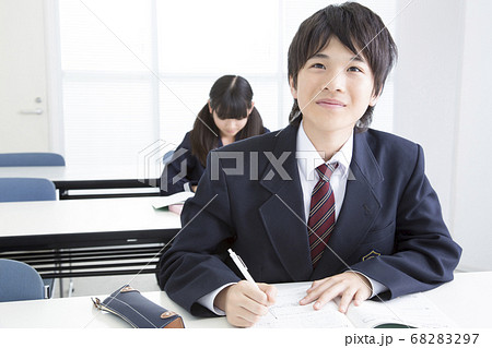 塾で勉強する中学生 68283297