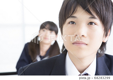 塾で勉強する中学生 68283299