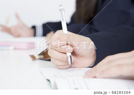 塾で勉強する中学生 68283304