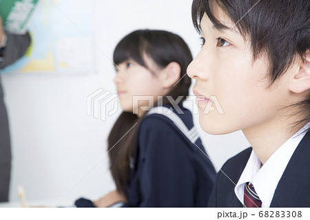 塾で勉強する中学生 68283308