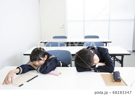 居眠りする中学生 居眠りする中学生 68283347
