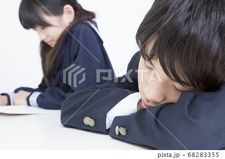 居眠りする中学生 居眠りする中学生 68283355