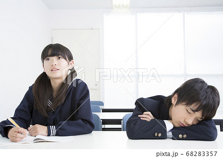 居眠りする中学生 居眠りする中学生 68283357