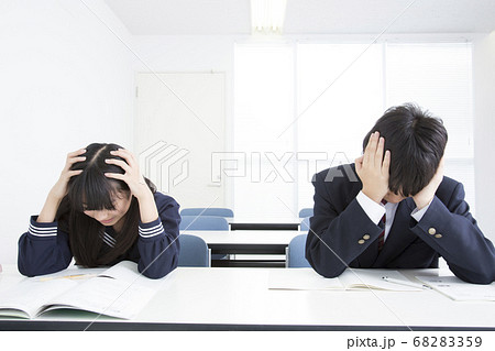 頭を抱える中学生 頭を抱える中学生 68283359