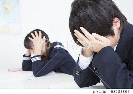 頭を抱える中学生の写真素材 6362